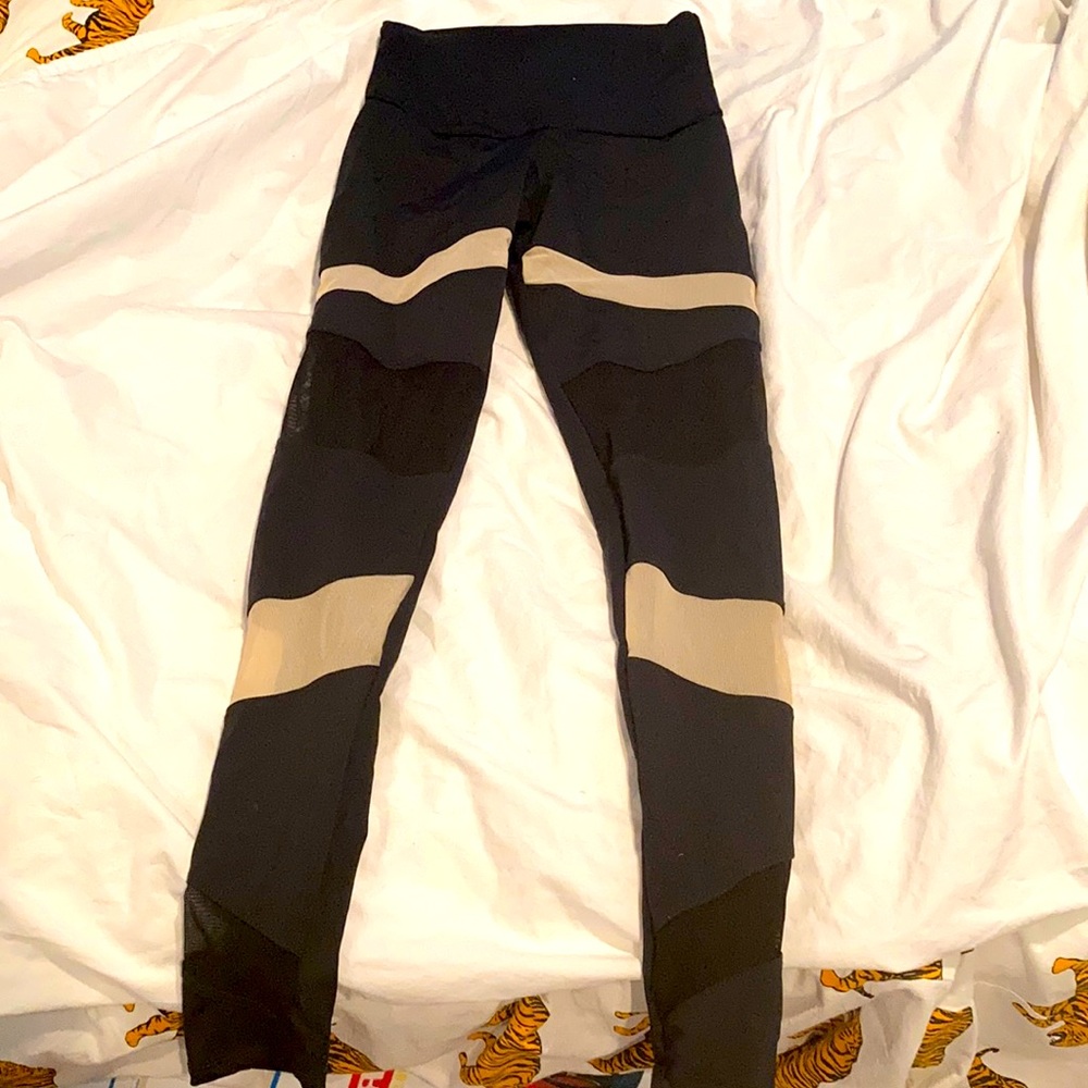 Onzie women’s black and beige mesh insert leggings
